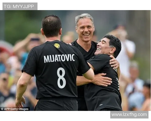 佳得乐携手足球传奇梅西与C罗共谱绿茵辉煌,激励全球球迷热情无限 佳得乐携手足球传奇梅西与C罗共谱绿茵辉煌,激励全球球迷热情无限