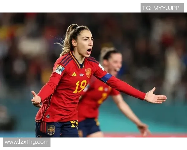 金发女足球明星英姿飒爽头像展现力量与魅力