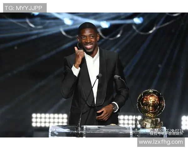 举起足球庆祝的传奇球星背后有哪些故事和深刻含义